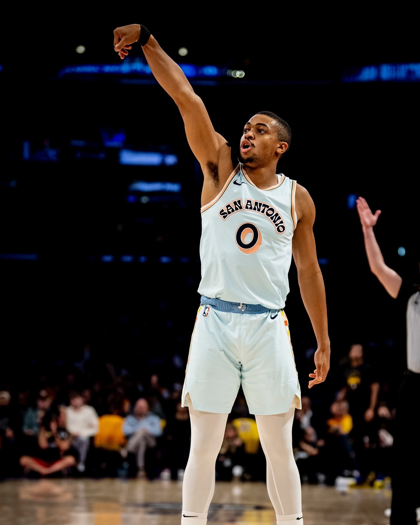 包含冲刺阶段圣安东尼奥马刺调整名单以备NBA季后赛，远射贴柱环节打磨，更衣室稳定，赛程密集仍需轮换的词条