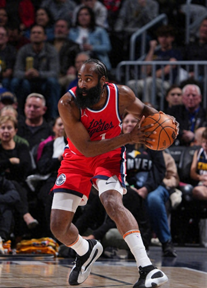 包含冲刺阶段圣安东尼奥马刺调整名单以备NBA季后赛，远射贴柱环节打磨，更衣室稳定，赛程密集仍需轮换的词条